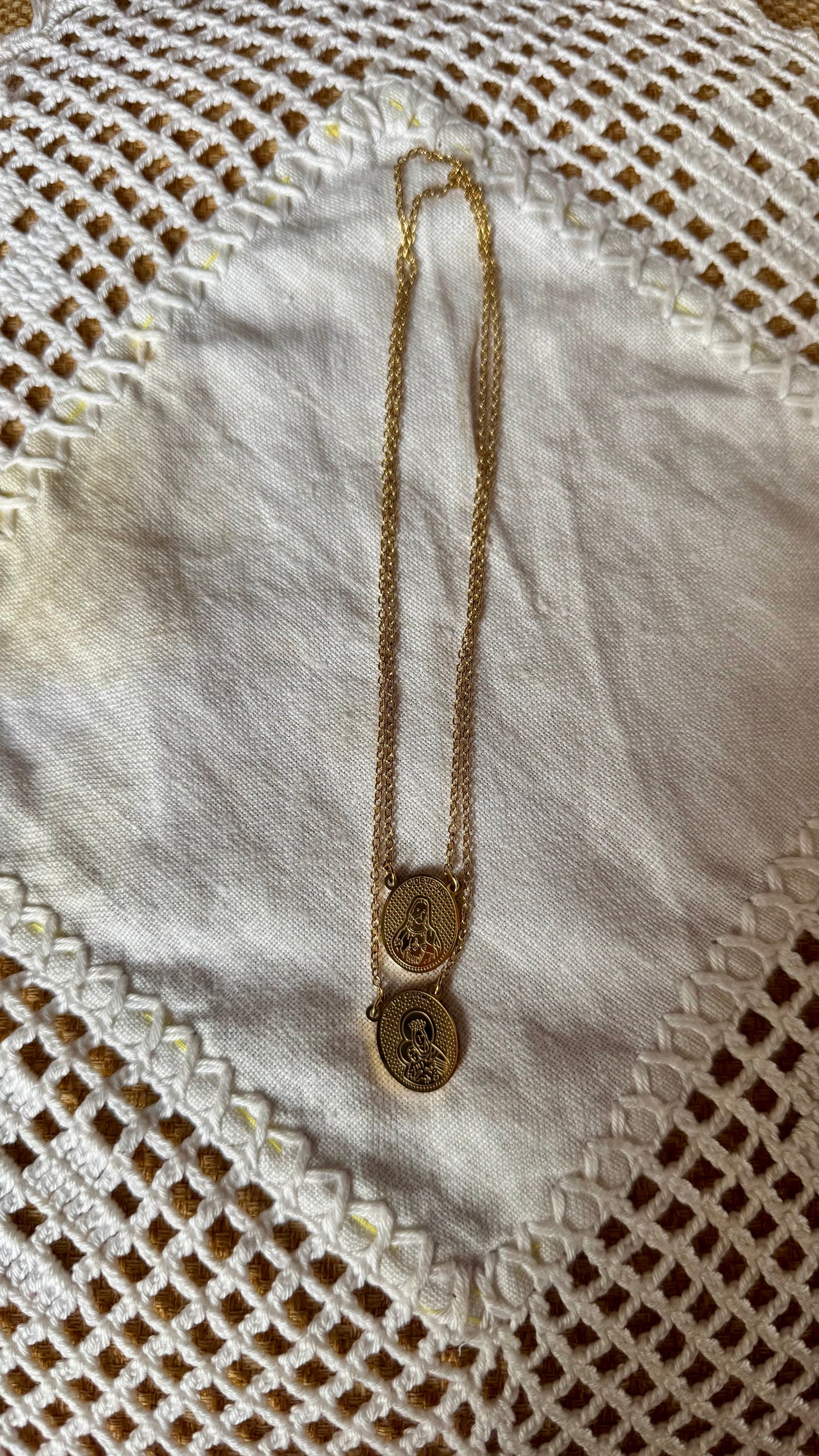Escapulário Dourado em Aço Inoxidável – Nossa Senhora do Carmo & Jesus
