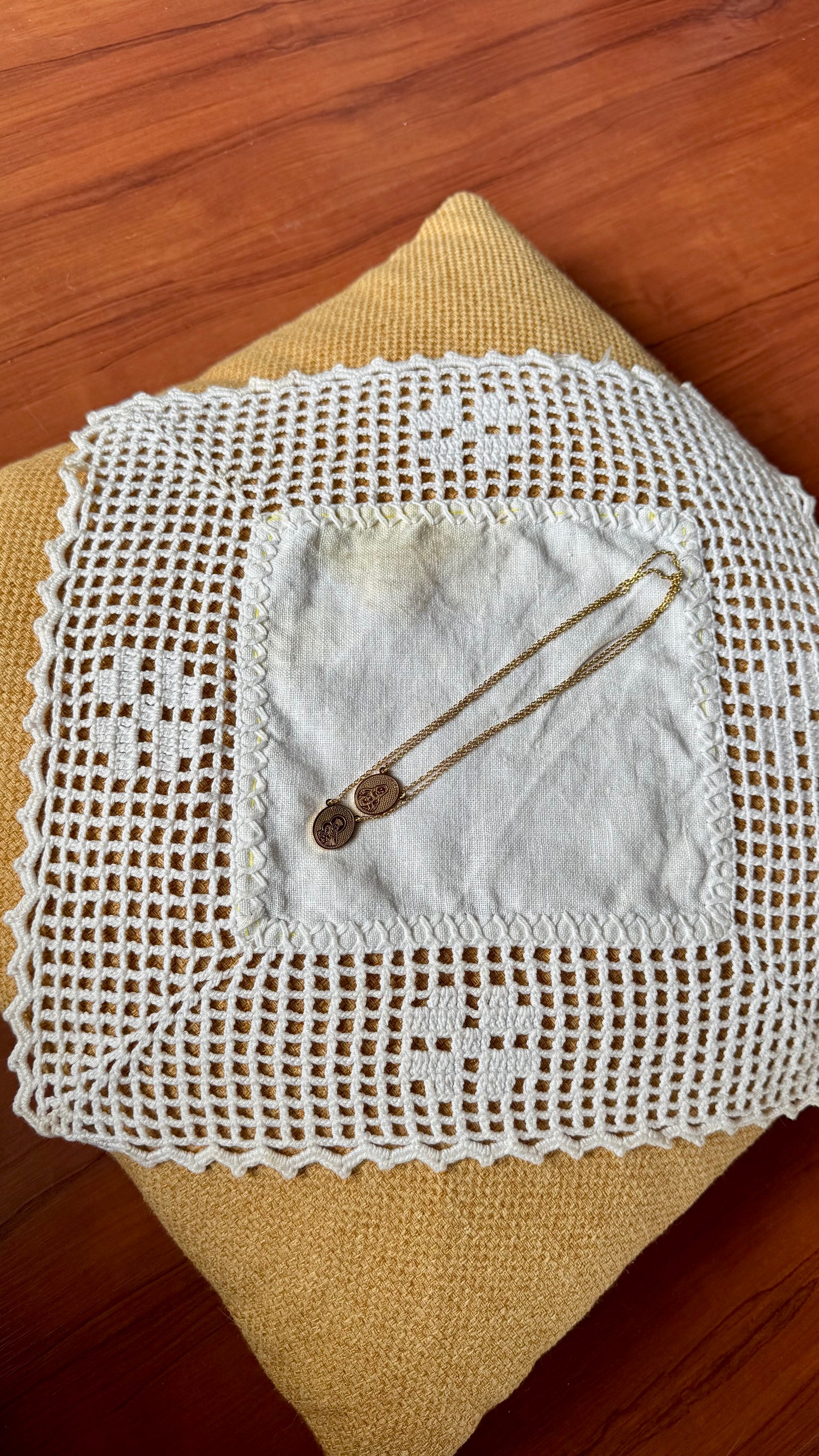 Escapulário Dourado em Aço Inoxidável – Nossa Senhora do Carmo & Jesus