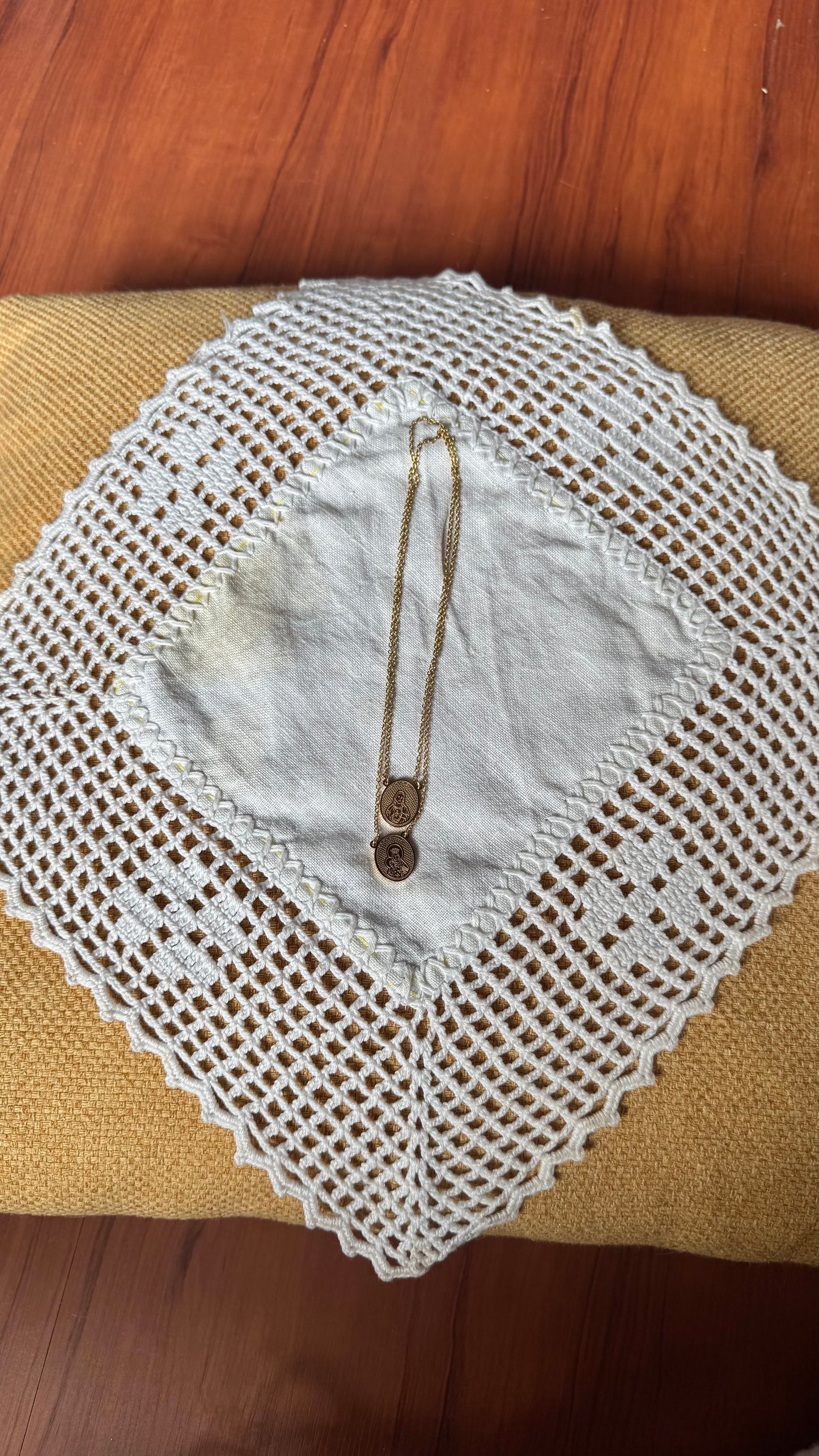 Escapulário Dourado em Aço Inoxidável – Nossa Senhora do Carmo & Jesus